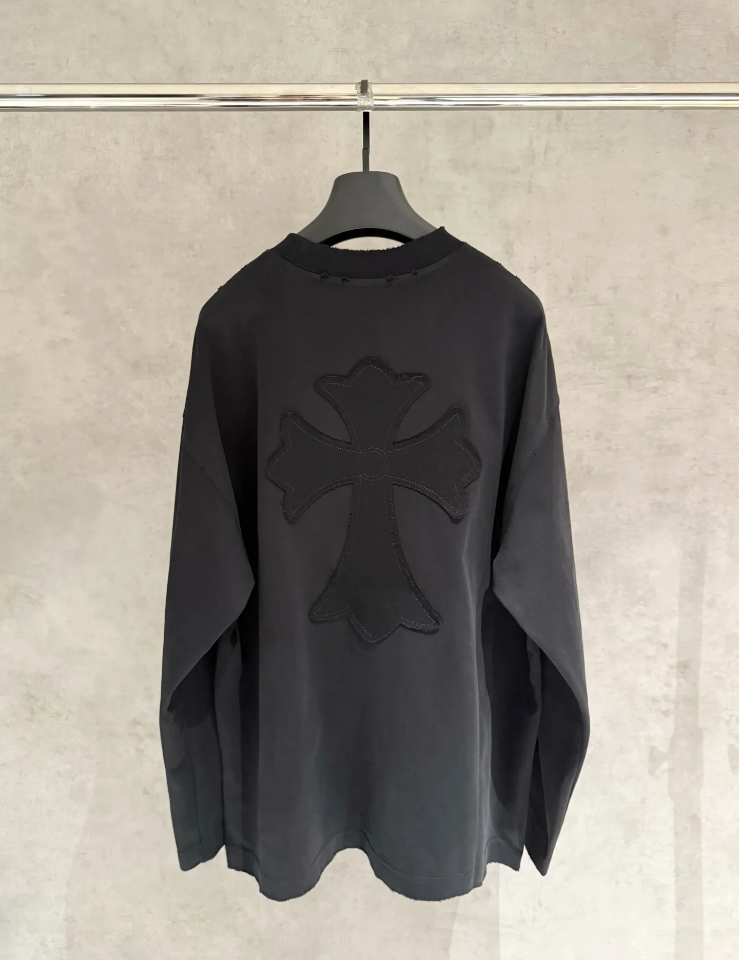 🅿️350 [Strict quality control] CH Crow Heart's new appliqué embroidered long-sleeved sweatshirt T-shirt. Heavy 340g double yarn fabric. Wash the whole garment twice. Frayed and torn on all four sides. Heavy fabric. The neckline is made of icy Salona. Loose fit. Deep, wide and stylish. No deformation or shrinkage. Color: 3 colors, black, white and gray. Size: M-2xl